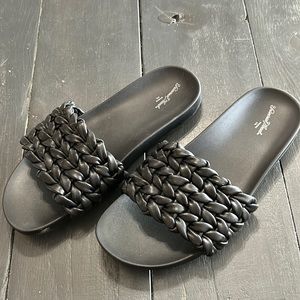 Universal threads black slip on sandals